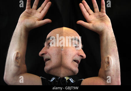 L'artiste australien Stelarc, dont le verre se reflète, montre une troisième « oreille » supplémentaire construite chirurgicalement sur son bras dans le cadre du Festival international des sciences d'Édimbourg. Banque D'Images