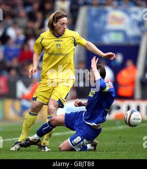 Luciano Becchio, de Leeds United, est attaqué par Matt Oakley, de Leicester, lors du match de la Coca-Cola football League One au stade Walkers, à Leicester. Banque D'Images