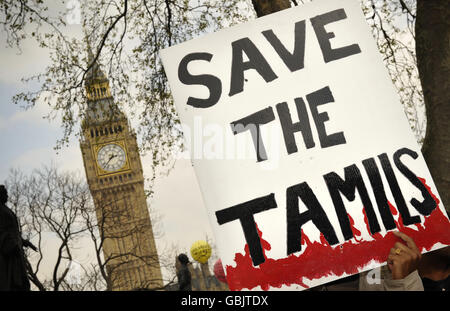 Des manifestants sur la place du Parlement de Londres protestent contre l'offensive du gouvernement sri-lankais contre les rebelles du tigre tamoul et des violations présumées des droits de l'homme. Banque D'Images