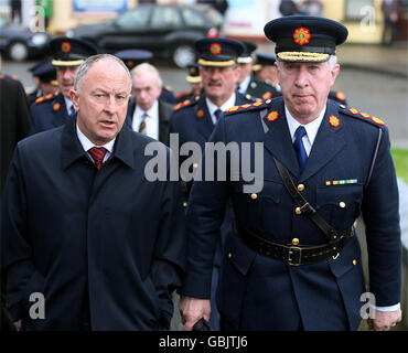 Le commissaire de Garde Fachtna Murphy (à droite) et le ministre de la Justice Dermot Ahern (à gauche) arrivent aujourd'hui aux funérailles de Robert McCallion. La garde a été honorée d'un enterrement d'État après avoir été écrasée contre un mur par une voiture volée. Banque D'Images