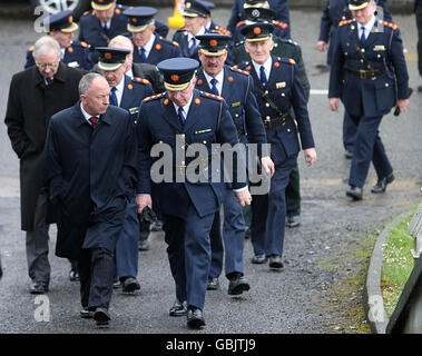 Le commissaire de Garde Fachtna Murphy (à droite) et le ministre de la Justice Dermot Ahern (à gauche) arrivent aujourd'hui aux funérailles de Robert McCallion. La garde a été honorée d'un enterrement d'État après avoir été écrasée contre un mur par une voiture volée. Banque D'Images