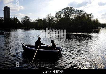 Les clients apprécient le soleil de Bank Holiday à pédalos et à bateaux à rames sur le Serpentine dans Hyde Park à Londres. Banque D'Images