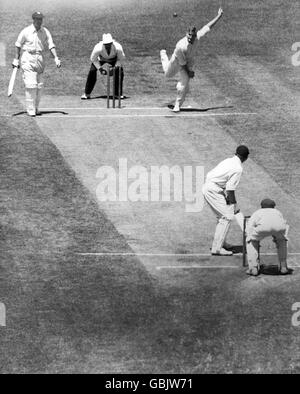 Colin McCool, de l'Australian XI (premier r), s'élève à Wally Hammond, de MCC (deuxième r), sous la surveillance de Norman Yardley, de MCC (premier l), et de Ron Saggers, gardien de l'Australian XI (dernier r). Banque D'Images
