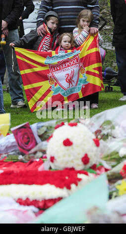 Les enfants arborent le drapeau du Liverpool football Club lors d'un service qui a eu lieu cet après-midi au Hillsborough Memorial, au terrain de football de Sheffield Wednesday, lorsque la famille et les amis ont pu rendre hommage à l'occasion du 20e anniversaire de la tragédie de Hillsborough, lorsque 96 supporters de Liverpool sont morts à la FA Cup demi-finale contre la forêt de Nottingham au stade de Sheffield. Les fans de Liverpool qui sont morts ont utilisé cette entrée pour accéder au sol. Banque D'Images