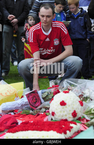 Un homme dans un maillot du club de football de Liverpool lors d'un service qui a eu lieu cet après-midi au Hillsborough Memorial au terrain de football de Sheffield Wednesday, lorsque la famille et les amis ont pu rendre hommage à l'occasion du 20e anniversaire de la tragédie de Hillsborough lorsque 96 supporters de Liverpool sont morts La demi-finale de la coupe FA contre la forêt de Nottingham au stade Sheffield. Les fans de Liverpool qui sont morts ont utilisé cette entrée pour accéder au sol. Banque D'Images