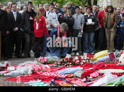 Lors d'un service qui a eu lieu cet après-midi au Hillsborough Memorial au terrain de football de Sheffield Wednesday, lorsque la famille et les amis ont pu rendre hommage à l'occasion du 20e anniversaire de la tragédie de Hillsborough, lorsque 96 supporters de Liverpool sont morts à la demi-finale de la coupe FA contre Nottingham Forêt au stade de Sheffield. Les fans de Liverpool morts ont utilisé cette entrée pour accéder au sol. Banque D'Images