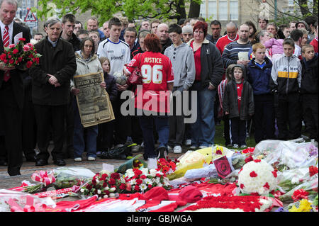 Les fans rendent hommage à l'extérieur du terrain de football de Sheffield Wednesday lors du 20e anniversaire de la tragédie de Hillsborough, où 96 supporters de Liverpool sont morts à la demi-finale de la coupe FA contre la forêt de Nottingham au stade de Sheffield. Banque D'Images