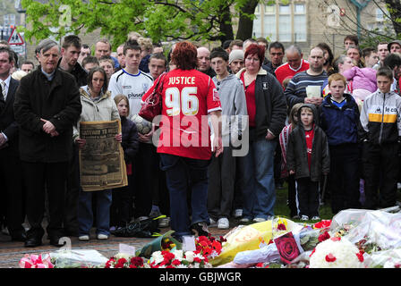 Les fans rendent hommage à l'extérieur du terrain de football de Sheffield Wednesday lors du 20e anniversaire de la tragédie de Hillsborough, où 96 supporters de Liverpool sont morts à la demi-finale de la coupe FA contre la forêt de Nottingham au stade de Sheffield. Banque D'Images