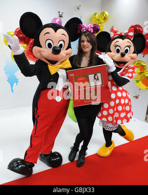 Faryl Smith reçoit un disque d'or pour son album Faryl de Mickey et Minnie Mouse lors de la fête magique de Mickey à Disneyland Paris, France. Banque D'Images