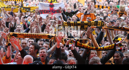 Les fans de Wolverhampton Wanderers célèbrent sur le terrain après la promotion de leur équipe lors du match de championnat Coca-Cola au Molineux Stadium, Wolverhampton. Banque D'Images