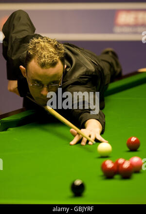 Martin Gould en action contre Mark Herbert lors du Championnat du monde de Snooker Betfred.com au Crucible Theatre, Sheffield. Banque D'Images