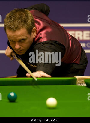 Snooker - Championnats du monde de snooker Betfred.com - troisième jour - le théâtre Crucible.Joe Swail en action contre Marco Fu pendant le Championnat du monde de Snooker Betfred.com au Crucible Theatre, Sheffield. Banque D'Images