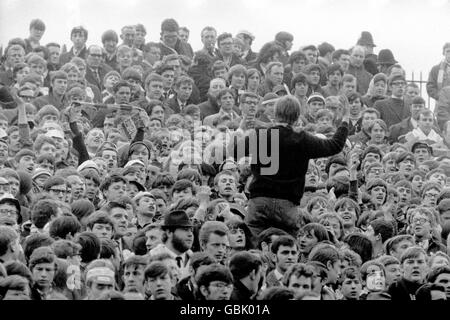 Soccer - FA Cup - semi finale - West Bromwich Albion / Leicester City.Un fan de West Bromwich Albion encourage ses collègues à chanter pour soutenir leur équipe Banque D'Images