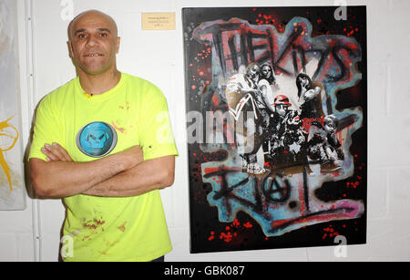 Goldie - l'exposition les enfants sont tous Riot.Goldie pose devant l'une de ses peintures au Maverick Showroom dans l'est de Londres. Banque D'Images