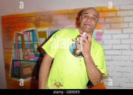 Goldie pose devant l'une de ses peintures au Maverick Showroom dans l'est de Londres. Banque D'Images