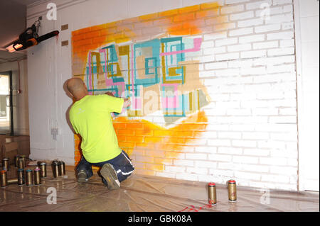 Goldie - l'exposition les enfants sont tous Riot.Goldie pose devant l'une de ses peintures au Maverick Showroom dans l'est de Londres. Banque D'Images