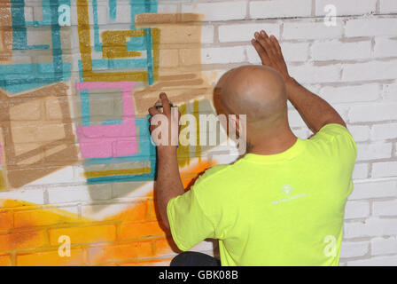 Goldie pose devant l'une de ses peintures au Maverick Showroom dans l'est de Londres. Banque D'Images