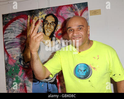 Goldie pose devant l'une de ses peintures au Maverick Showroom dans l'est de Londres. Banque D'Images