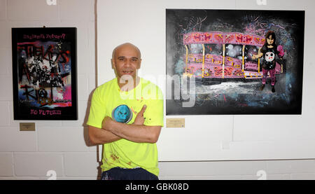 Goldie pose devant l'une de ses peintures au Maverick Showroom dans l'est de Londres. Banque D'Images