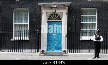 Un point de vue général sur 10 Downing Street, après que le Premier ministre Gordon Brown ait rencontré David Beckham, Andy Murray et Denise Lewis pour marquer le lancement de la nouvelle association caritative Malaria No More UK. La porte du numéro 10 est recouverte d'une moustiquaire. Banque D'Images