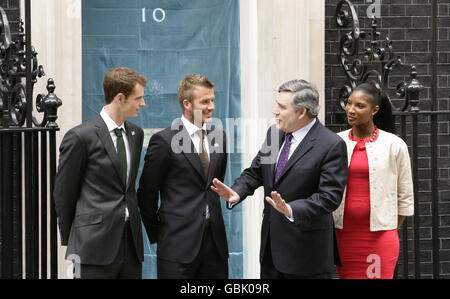 (De gauche à droite) Andy Murray, David Beckham, Premier ministre Gordon Brown et Denise Lewis au 10 Downing Street, dans le centre de Londres, pour marquer le lancement de la nouvelle association caritative Malaria No More UK. La porte du numéro 10, a été couverte par une moustiquaire. Banque D'Images