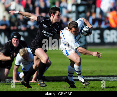 Newcastle Falconss' Micky Young tente de s'attaquer à la cloche Duncan de Bath. Banque D'Images