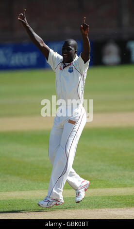 Darren Sammy des Antilles célèbre après avoir pris le cricket de Taylor dans le Leicestershire lors du match de trois jours à Grace Road, Leicester. Banque D'Images