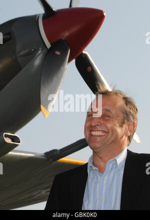 Steve Brooks se tient à côté d'un Spitfire semblable à celui qu'il vient d'acheter aux enchères pour 1.78 millions. Banque D'Images