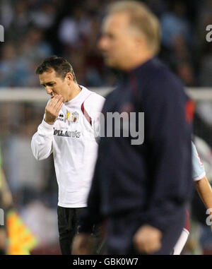 Owen Coyle, directeur de Burnley (à gauche) pendant le match de championnat Coca-Cola à Turf Moor, Burnley. Banque D'Images