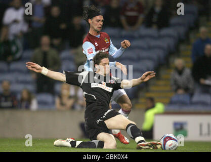 Football - Coca-Cola football League Championship Championship - Burnley v Sheffield United - Turf Moor.Chris Eagles de Burnley s'affronte avec Greg Halford de Sheffield United lors du match de championnat Coca-Cola à Turf Moor, Burnley. Banque D'Images