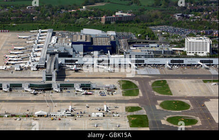 Vue générale depuis le sud du terminal nord de l'aéroport de Gatwick, Crawley, West Sussex. Banque D'Images