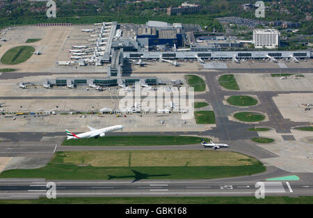 Vue générale depuis le sud du terminal nord de l'aéroport de Gatwick, Crawley, West Sussex. Banque D'Images