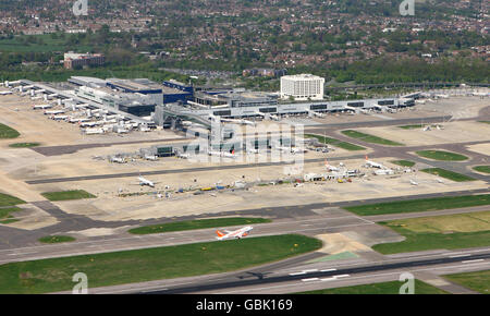 Vue générale depuis le sud du terminal nord de l'aéroport de Gatwick, Crawley, West Sussex. Banque D'Images