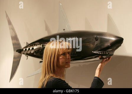 Une sculpture grandeur nature de requin Mako réalisée à partir du châssis de voiture de course Honda de Formule 1 2008 de Jenson Button est exposée au Chelsea Art Fair. Banque D'Images