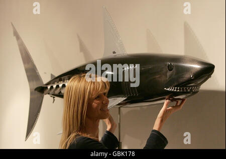 Une sculpture grandeur nature de requin Mako réalisée à partir du châssis de voiture de course Honda de Formule 1 2008 de Jenson Button est exposée au Chelsea Art Fair. Banque D'Images