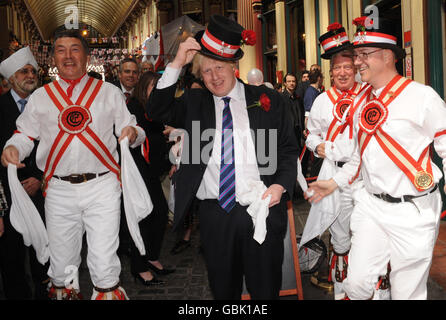 Le maire de Londres Boris Johnson (2e à gauche) célèbre aujourd'hui le St Georges Day dans le Leadenhall Market de la ville de Londres où il a vu un festival de nourriture et de boissons anglaises. Banque D'Images