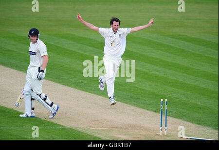 Graham Onions de Durham célèbre le cricket d'Andrew Gale du Yorkshire lors du match de championnat du comté de Victoria à Chester le Street, Durham. Banque D'Images