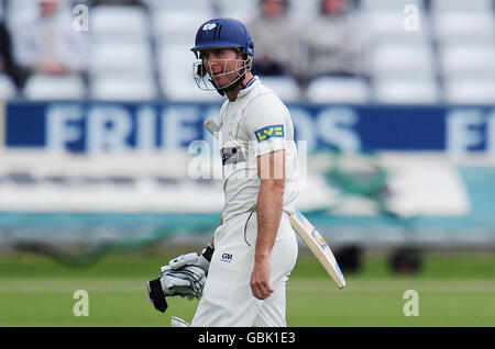 Michael Vaughan, du Yorkshire, quitte les champs après avoir été pris derrière le bowling de Steve Harmison lors du match de championnat du comté de Victoria à Liverpool à Chester le Street, Durham. Banque D'Images