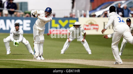 James Anderson, de Lancashire, débarque du bowling du lanceur Sussex Corey Collymore lors du match de championnat du comté de Victoria à Liverpool au terrain du comté de Hove. Banque D'Images