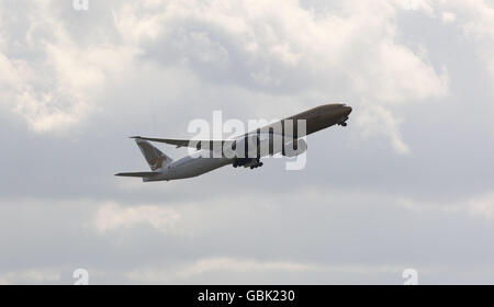 Stock général - Heathrow Airplane stock. Un avion Gulf Air déposera à l'aéroport de Heathrow Banque D'Images