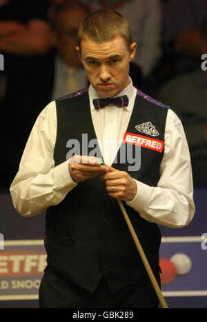 Stephen Hendry en Écosse pendant son match avec Ding Junhui en Chine pendant le championnat du monde de Snooker Betfred.com au Crucible Theatre, Sheffield. Banque D'Images