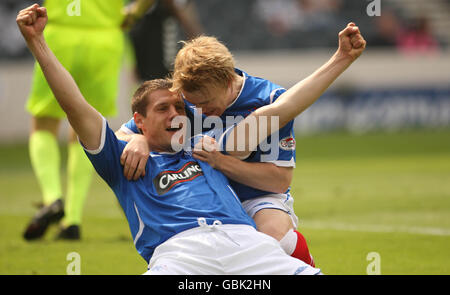 Andrius Velicka (à gauche) célèbre le but d'ouverture du match avec son coéquipier Steven Smith lors du match de finale de la coupe écossaise Homecoming à Hampden Park, Glasgow. Banque D'Images