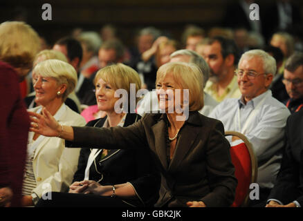 Lady Glenys Kinnock, épouse de l'ancien chef travailliste Neil Kinnock, remercie la directrice adjointe du travail Harriet Harman après son discours à la Conférence du travail du pays de Galles, à Swansea. Banque D'Images