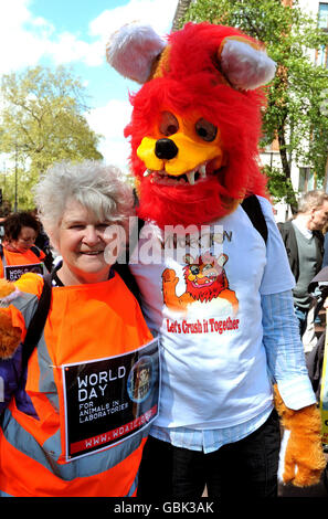 Une manifestation pour la Journée mondiale pour les animaux dans les laboratoires de mars, fait le chemin à travers les rues de Londres. Banque D'Images