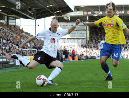 Andrew Johnson de Fulham (à gauche) est fermé par Danny Pugh de Stoke City lors du match de la Barclays Premier League à Craven Cottage, Londres. Banque D'Images