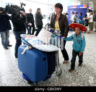 Jennie et Henry Jones de Birmingham parlent aux journalistes qui arrivent à l'aéroport de Birmingham ce matin à bord d'un vol au départ de Cancun, au Mexique. Les passagers qui étaient sur le premier vol de retour du Mexique vers les Midlands depuis le déclenchement de la grippe porcine ont déclaré qu'ils avaient reçu peu d'informations sur la situation. Banque D'Images