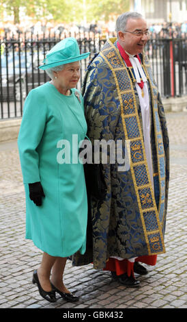 La Reine est escortée par le doyen de Westminster le très Rév Dr John Hall à son arrivée à l'abbaye de Westminster pour un service commémorant le 500e anniversaire du fondateur de la Garde du corps de la Reine de la Yeoman de la Garde. Banque D'Images