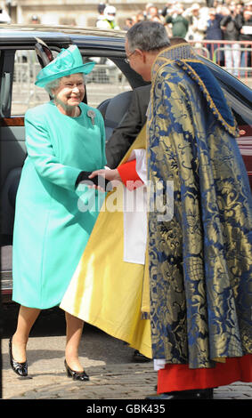 La Reine est accueillie par le doyen de Westminster le très Rév Dr John Hall à son arrivée à l'abbaye de Westminster pour un service commémorant le 500e anniversaire du fondateur de la garde du corps de la Reine de la Yeoman de la Garde. Banque D'Images