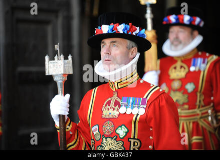 Les gardes de Yeoman se tiennent à l'entrée de l'abbaye de Westminster, attendant l'arrivée de la Reine pour un service commémorant le 500e anniversaire du fondateur de la garde du corps de la Reine de la Yeoman de la Garde. Banque D'Images