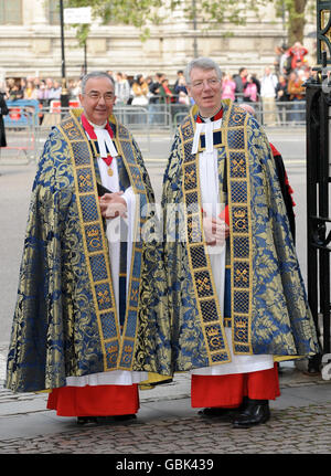 Le doyen de Westminster le très Rév Dr John Hall, à gauche, et le sous-doyen Rév Robert Wright attendent l'arrivée de la Reine à l'abbaye de Westminster pour un service commémorant le 500e anniversaire du fondateur de la Garde de corps de la Reine de la Yeoman de la Garde. Banque D'Images